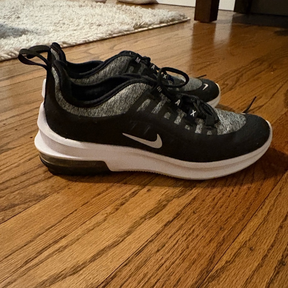 Nike Air Max Axis Sneakers